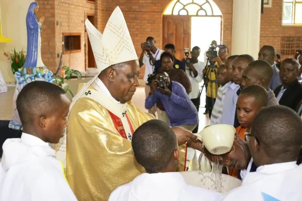 IBIRORI BYAHUJE PADIRI ANDRÉ KIBANGUKA WIZIHIZA YUBILE Y’IMYAKA 50 Y’UBUSASERIDOTI N’ABAGIZE IHURIRO RY'ABIZE MURI COLLEGE SAINT ANDRÉ NYAMIRAMBO